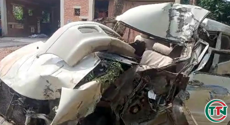বড়াইগ্রামে দাঁড়িয়ে থাকা ট্রাকে মাইক্রোবাসের ধাক্কায় নিহত ১, আহত ৩